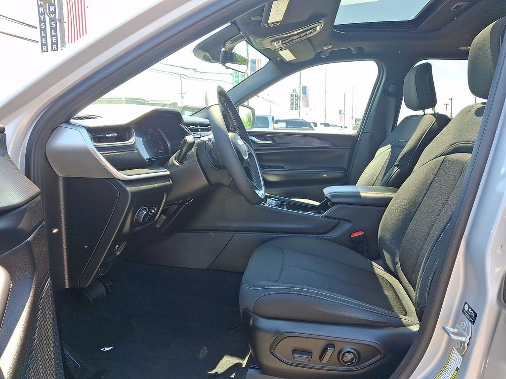 2025 Jeep Grand Cherokee Laredo X 4x4