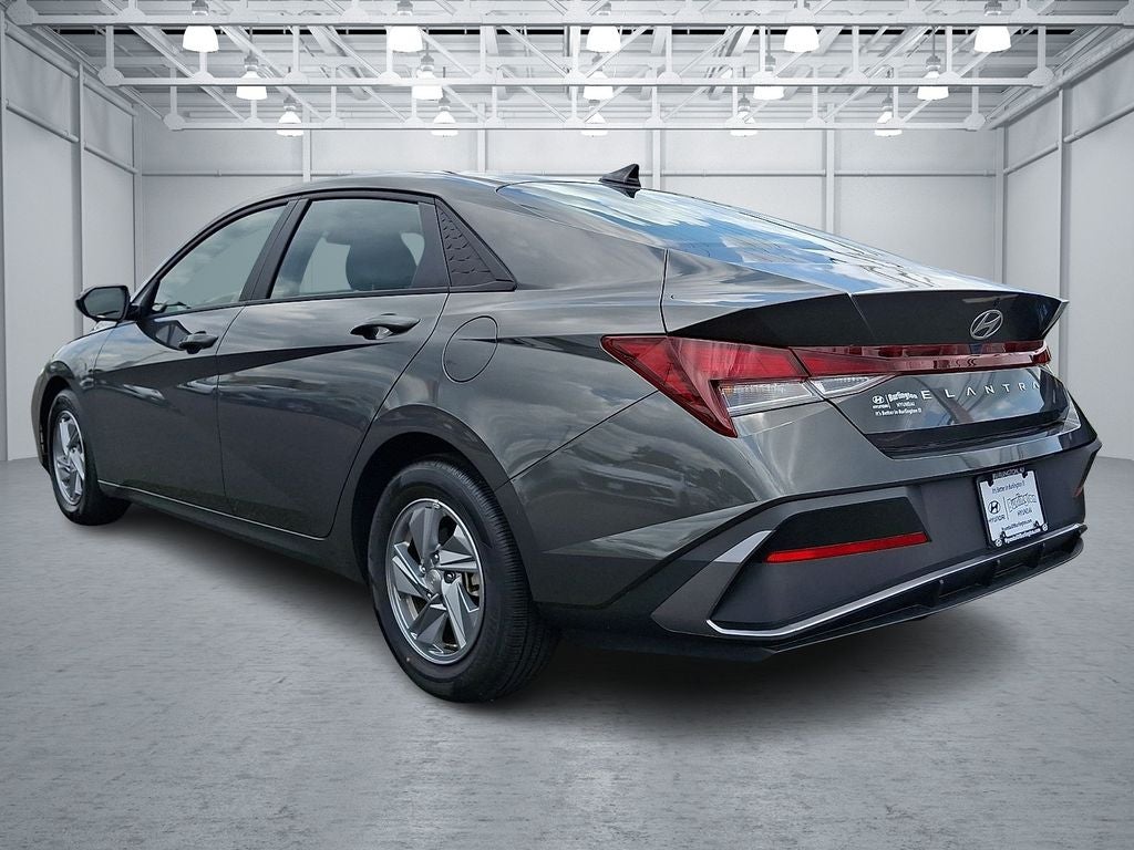2024 Hyundai ELANTRA SE