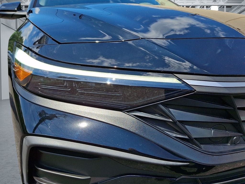 2024 Hyundai ELANTRA SE