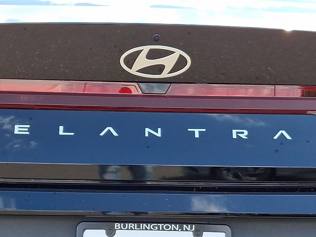 2024 Hyundai ELANTRA SE