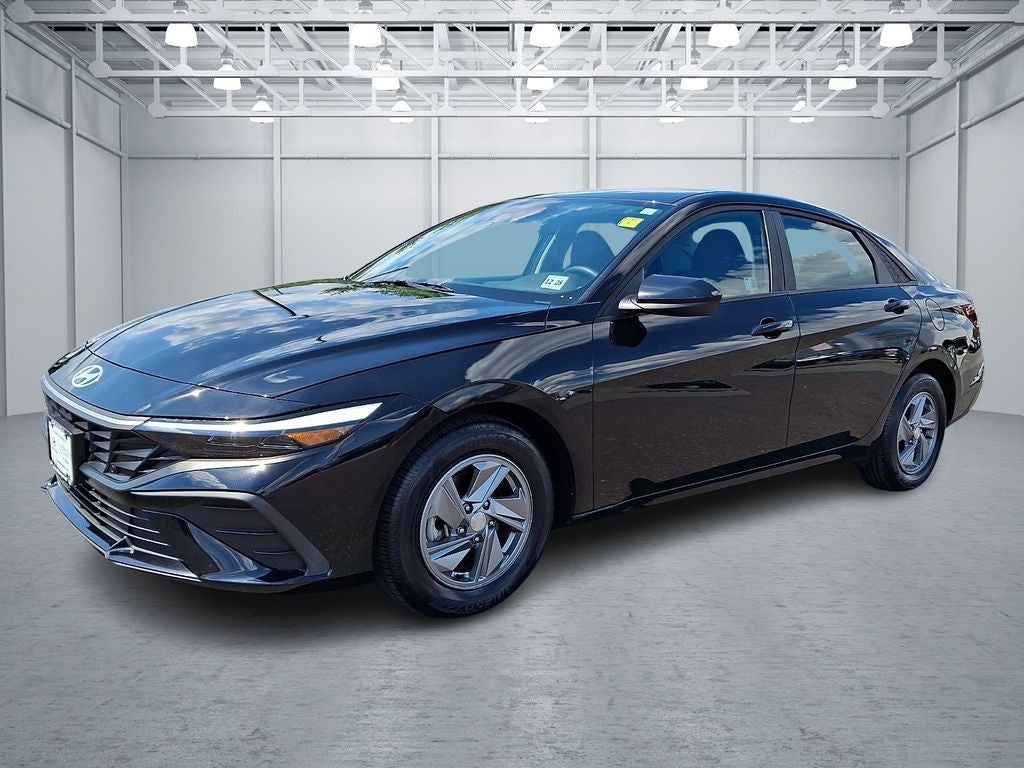 2024 Hyundai ELANTRA SE