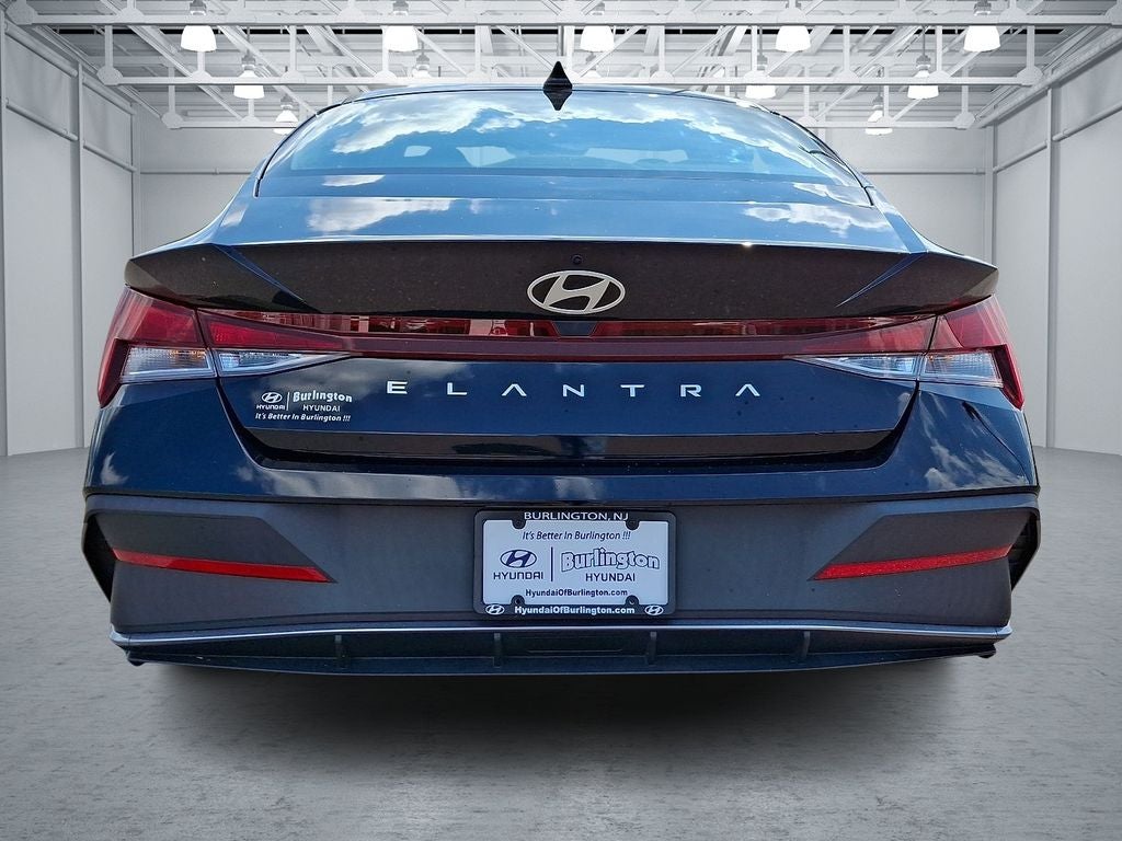 2024 Hyundai ELANTRA SE