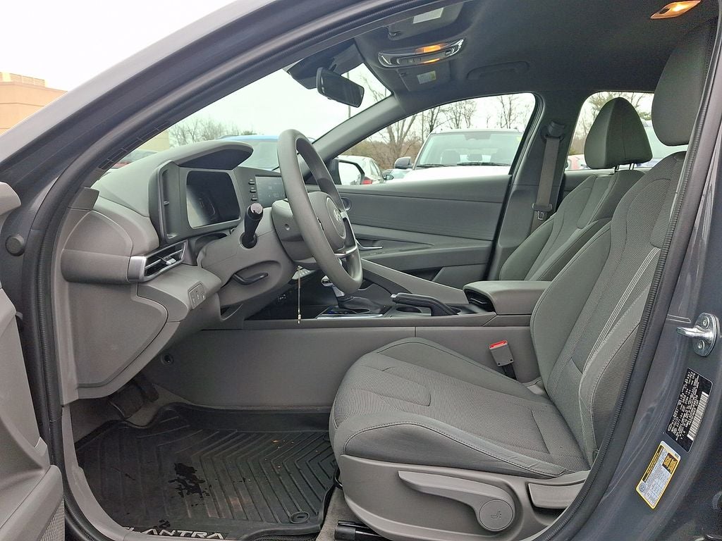2024 Hyundai ELANTRA SE
